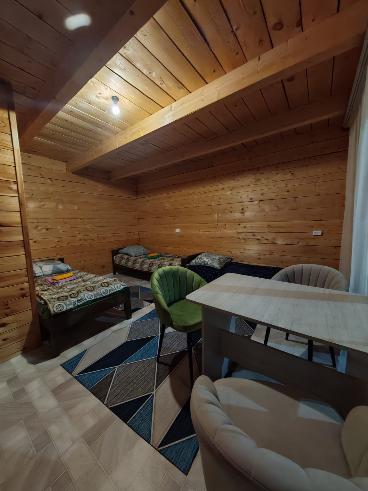 Трехместный номер с видом на горы