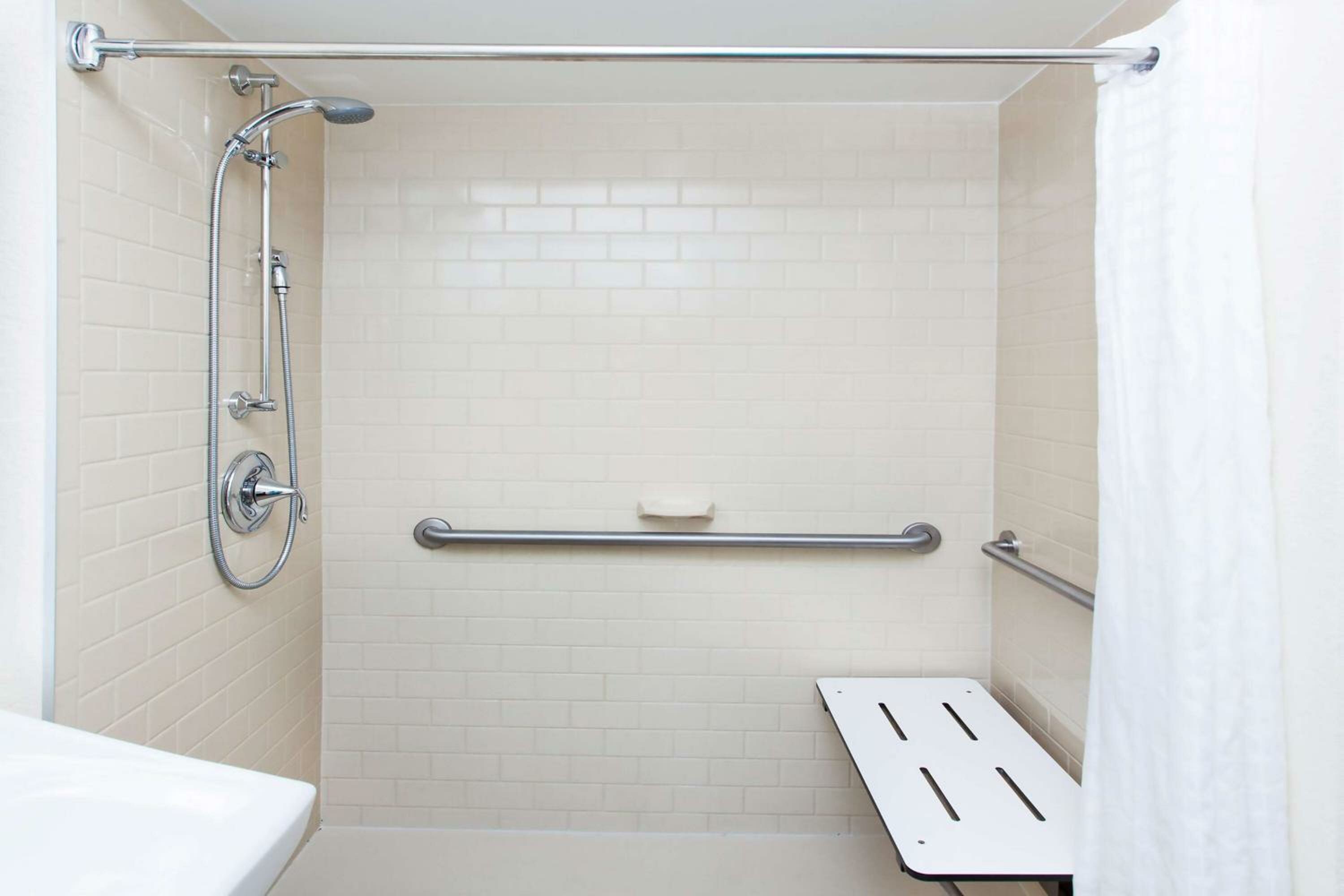 Queen Studio Suite with Bathtub - Mobility Accessible