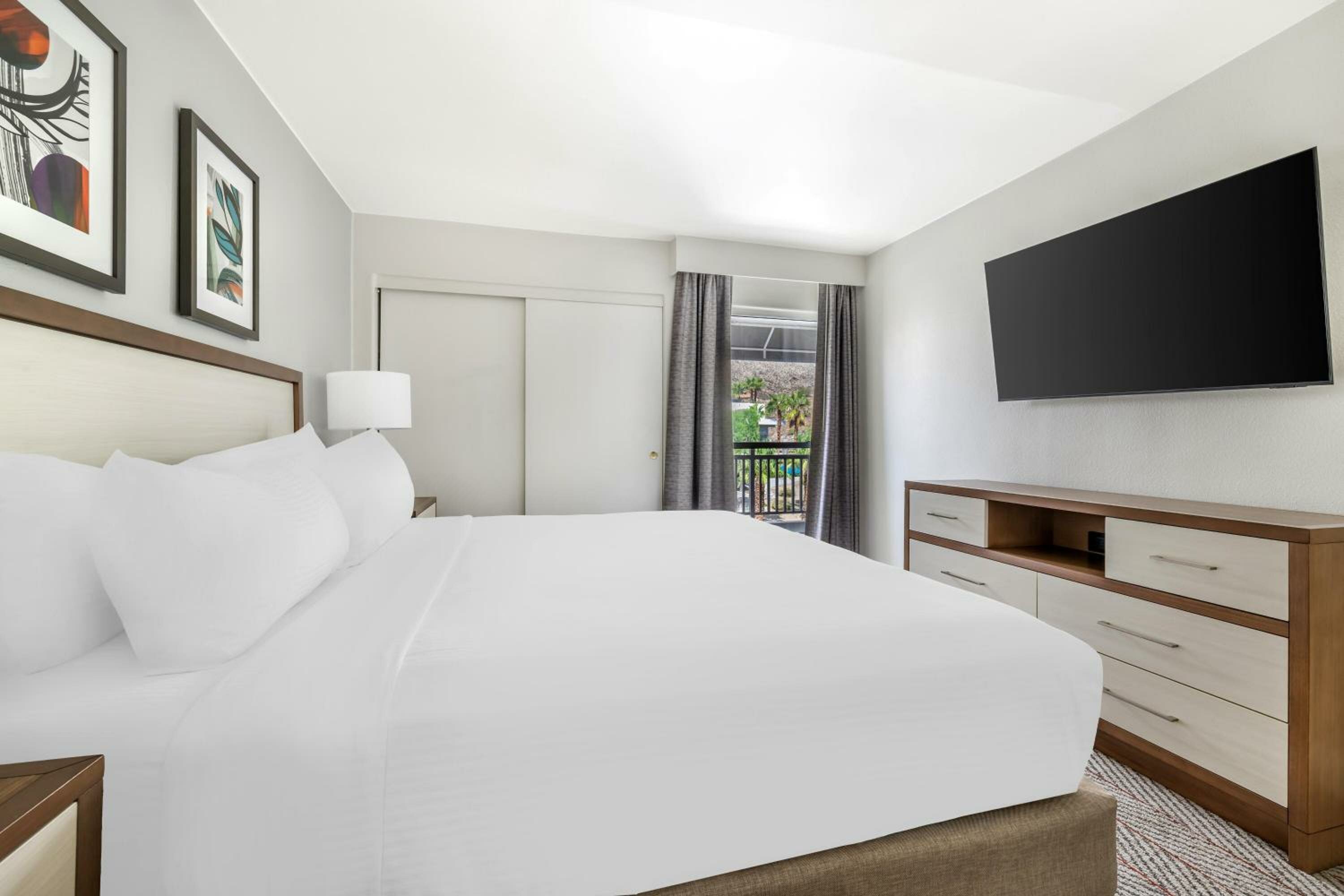 One-Bedroom King Suite with Bath Tub - Mobility Access