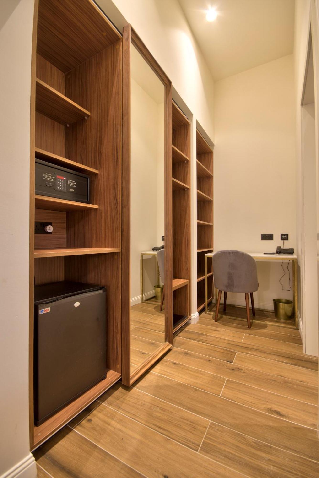 Deluxe Double Room 1st Floor Window facing internal Courtyard 5