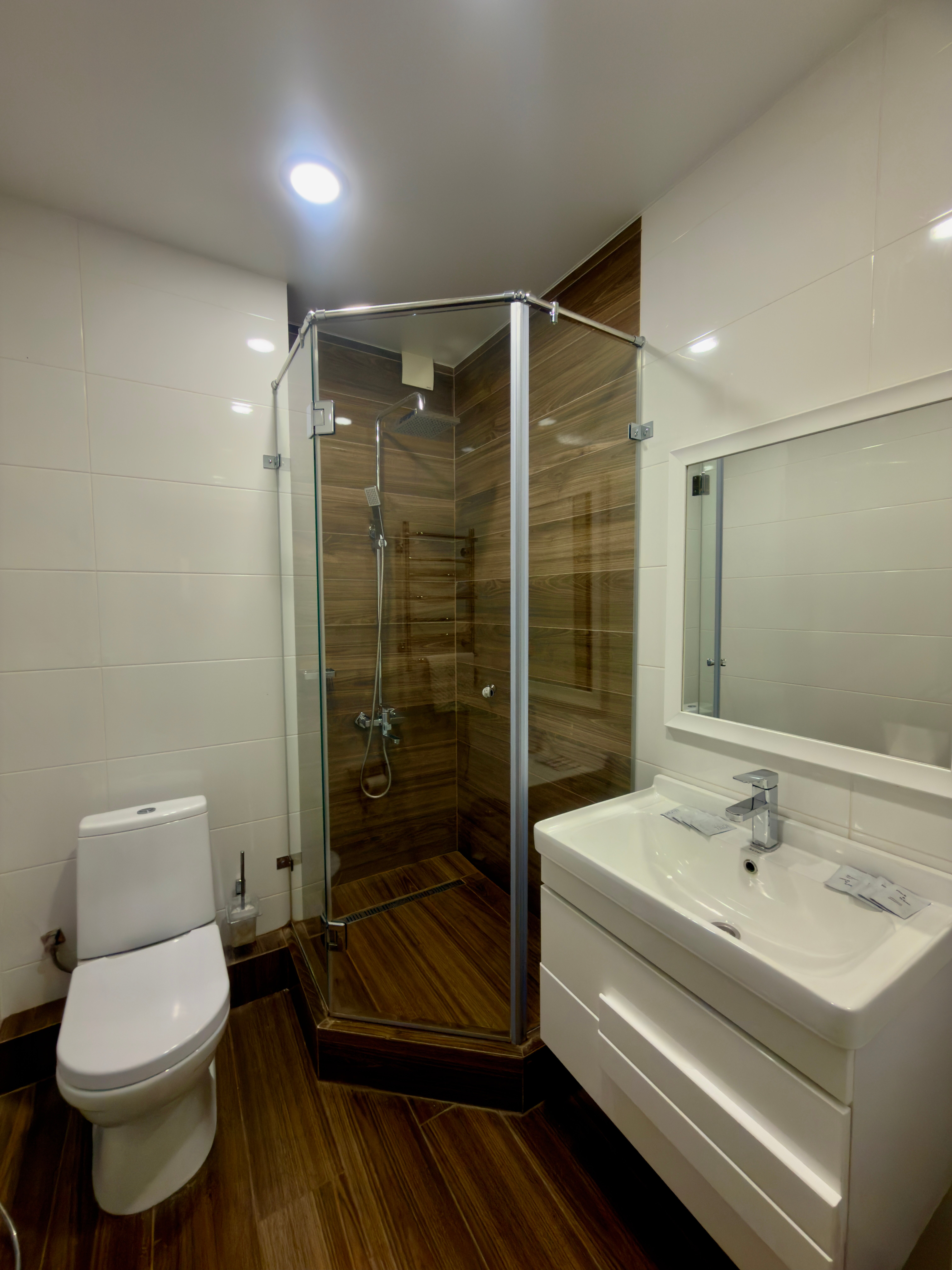 Трехместный номер «Комфорт» с душем