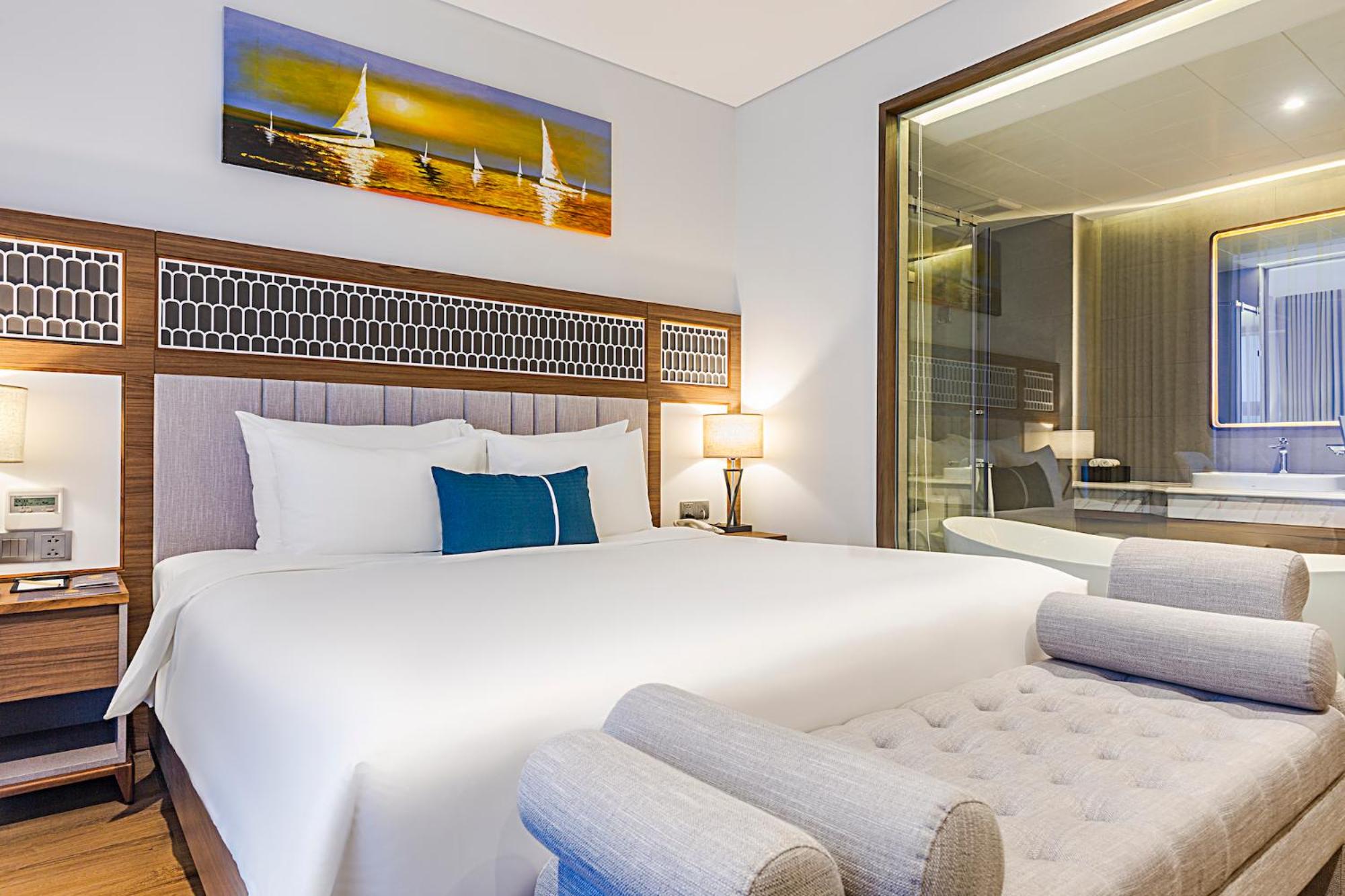 Grand Ocean Queen Room with Bathtub - Afternoon Tea Included