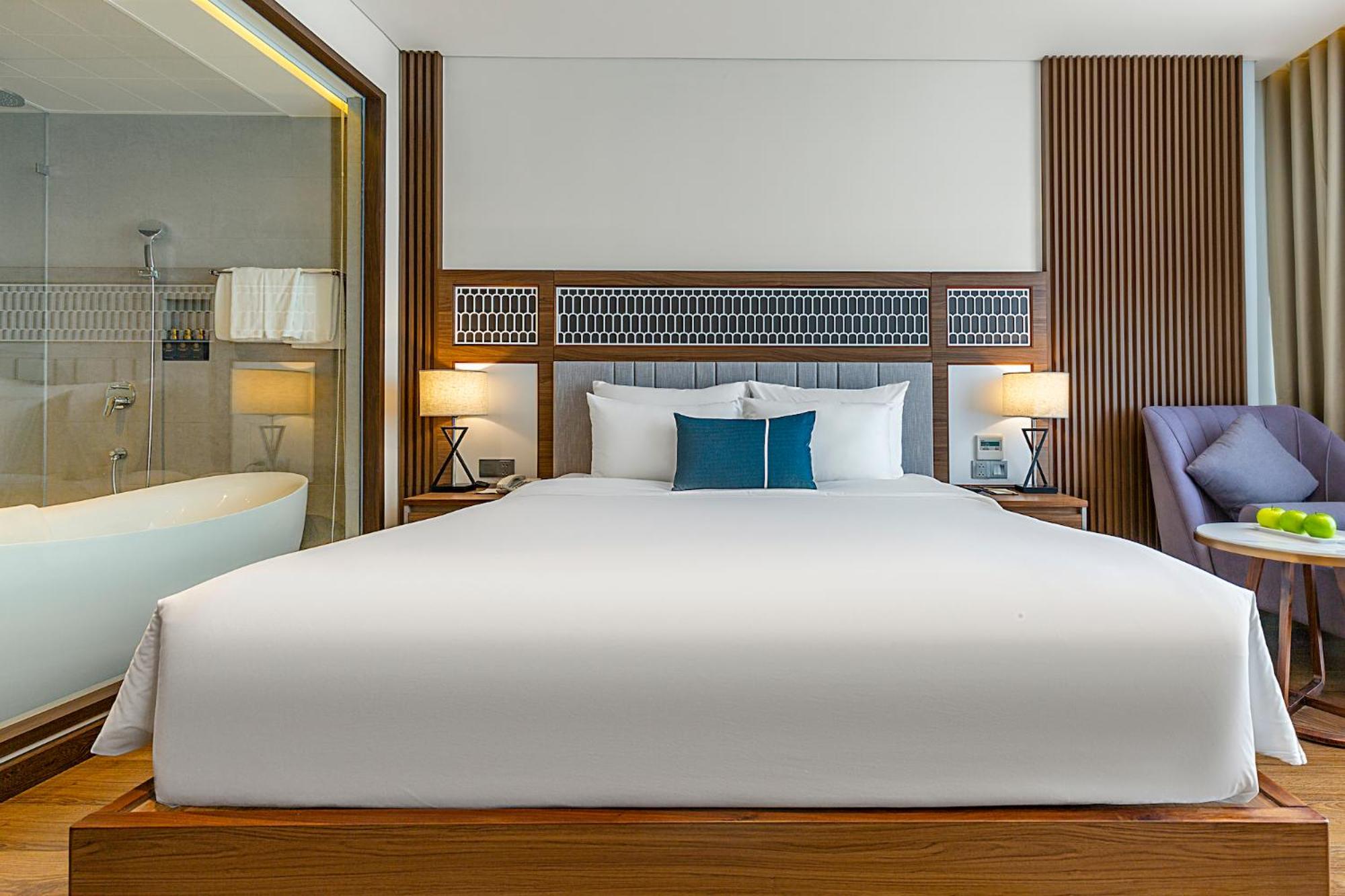 Grand Ocean Queen Room with Bathtub - Afternoon Tea Included