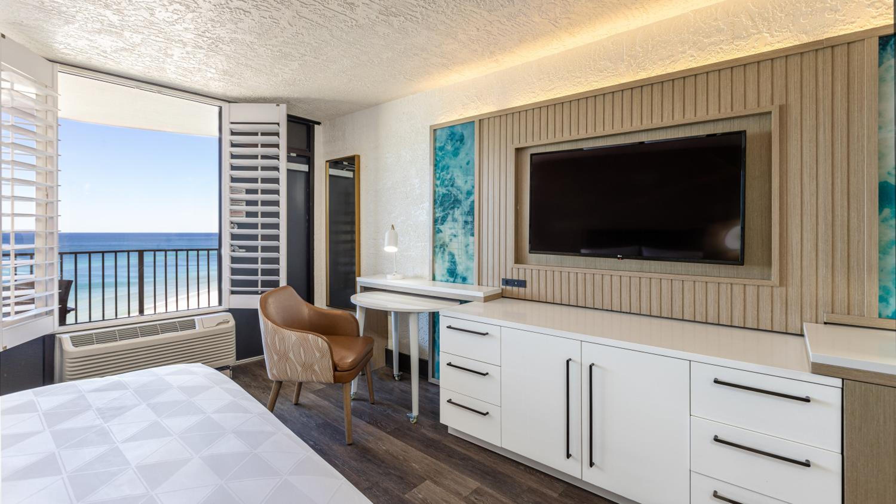 Queen Room with Two Queen Beds Hearing Accessible with Roll-In Shower - Non-Smoking