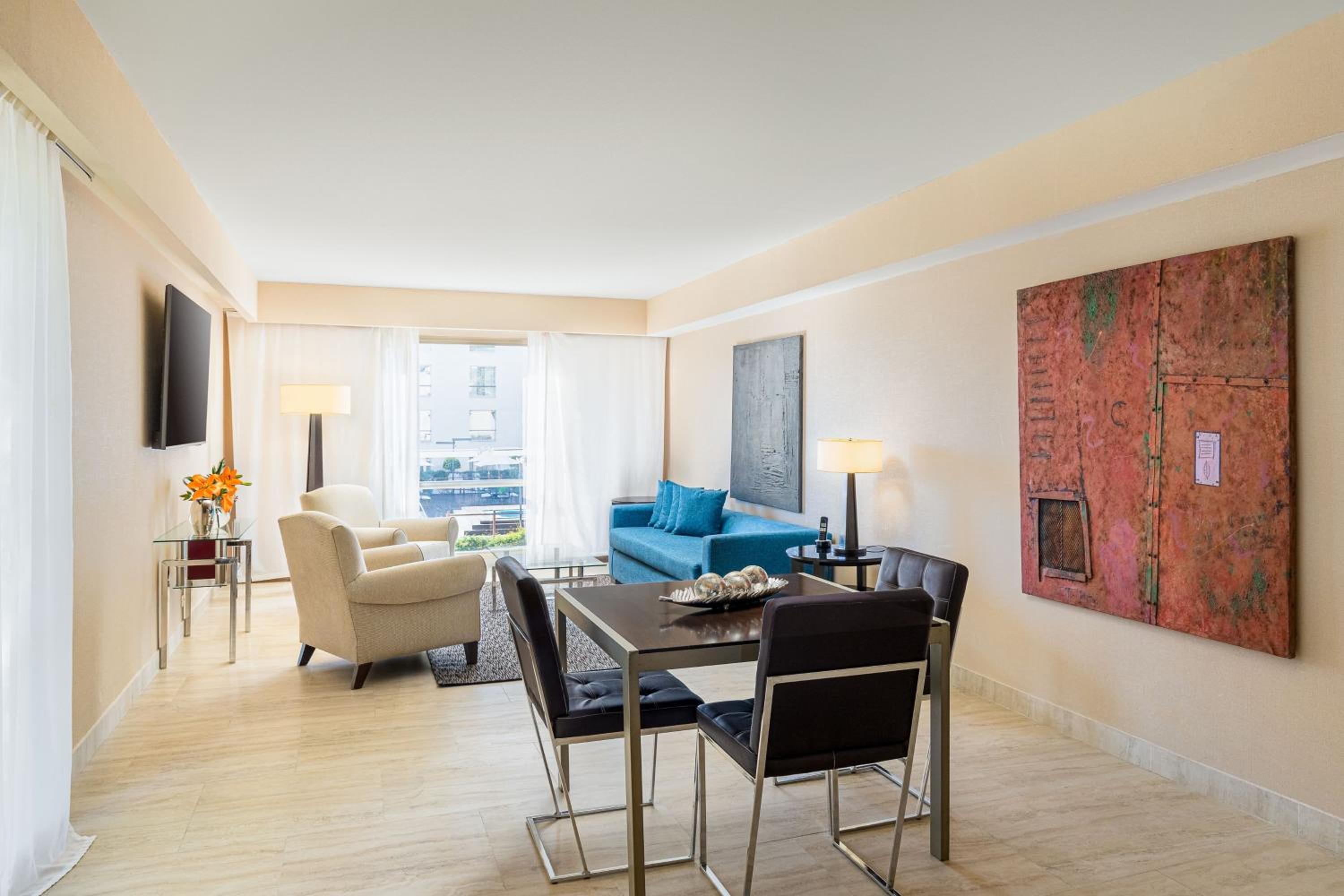 CLUB, Club lounge access, Suite, 1 King