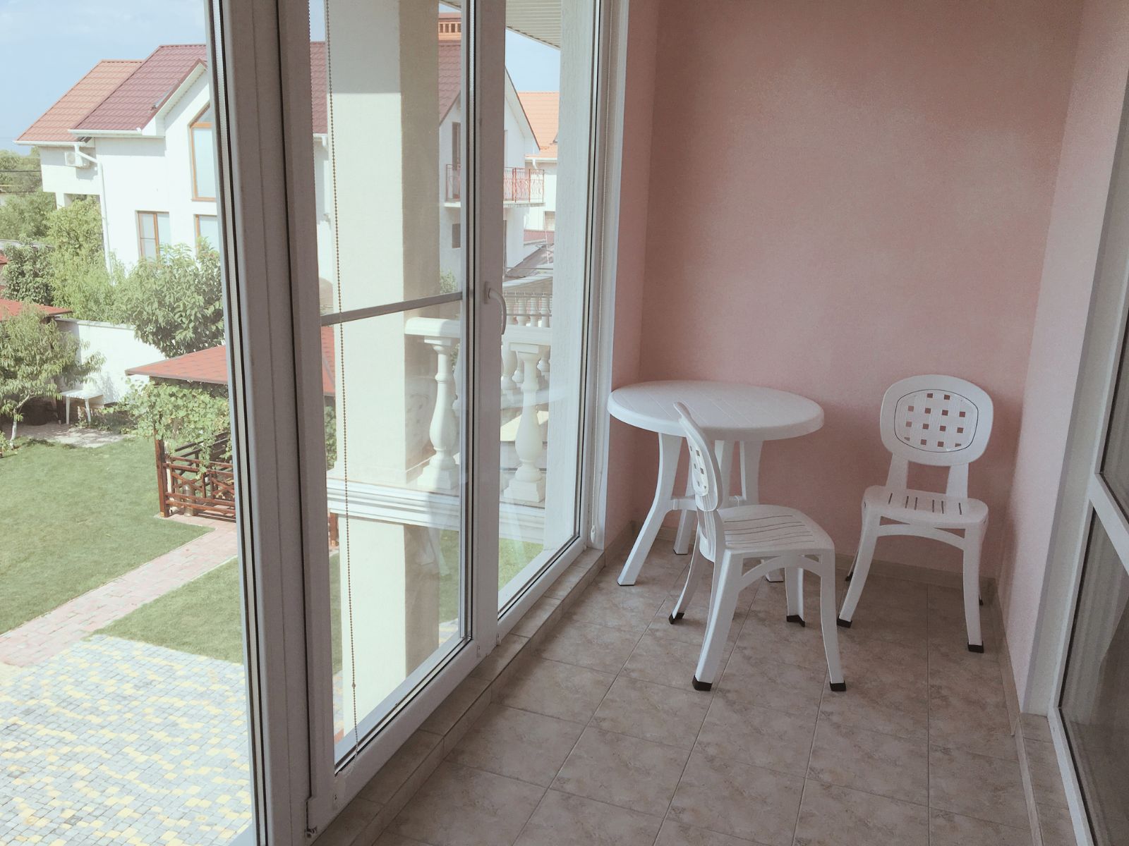 Семейный номер с видом на сад