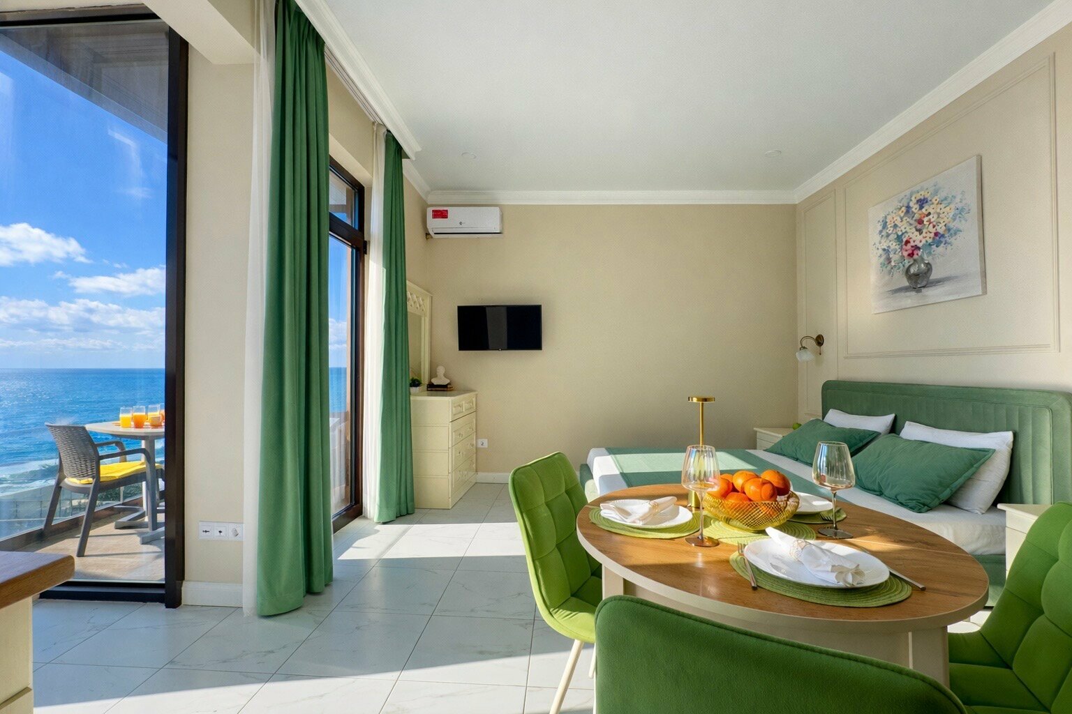 Люкс с видом на море и балконом