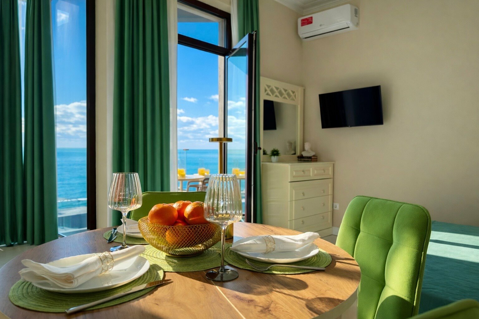 Люкс с видом на море и балконом