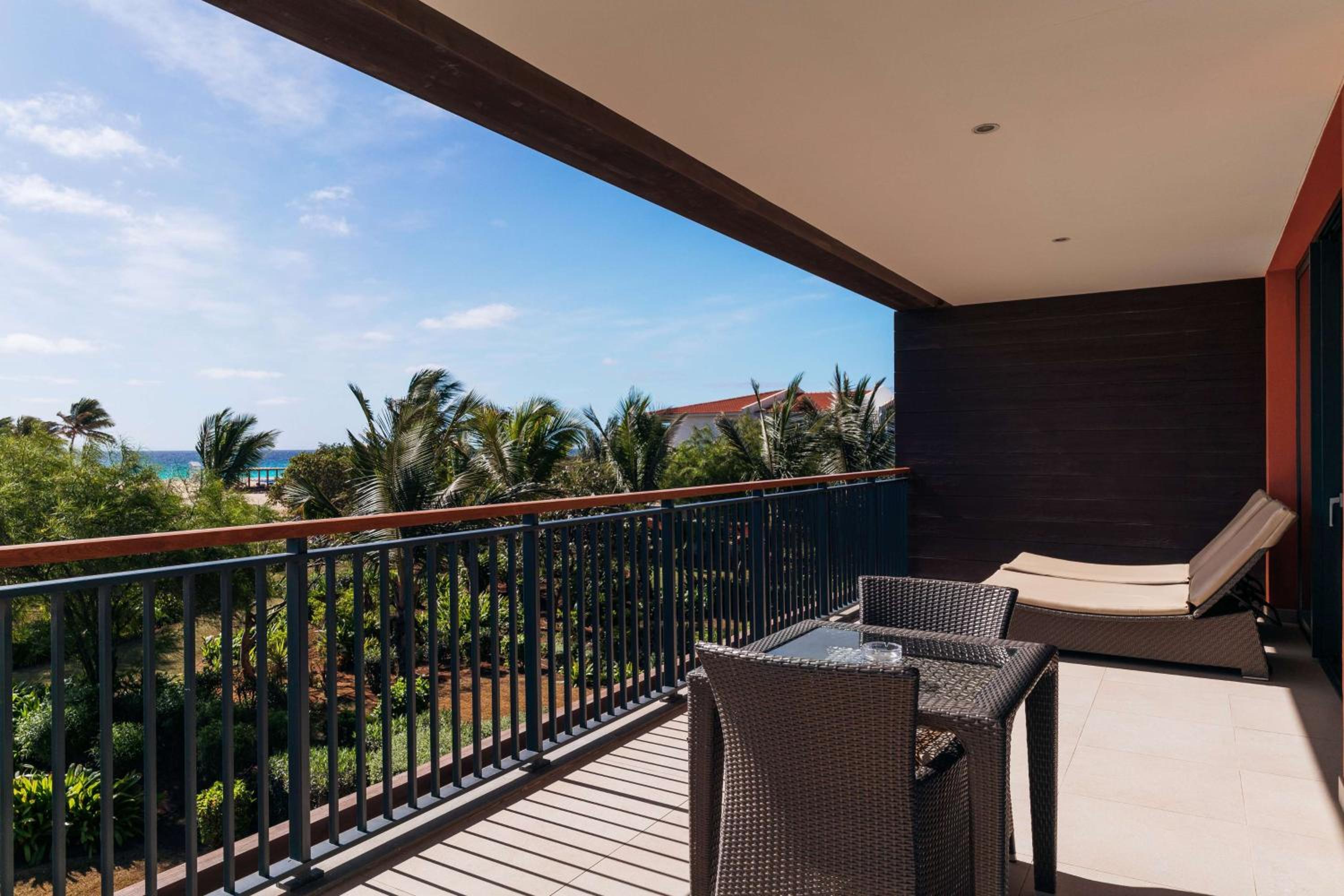 Deluxe King Suite with Side Ocean View