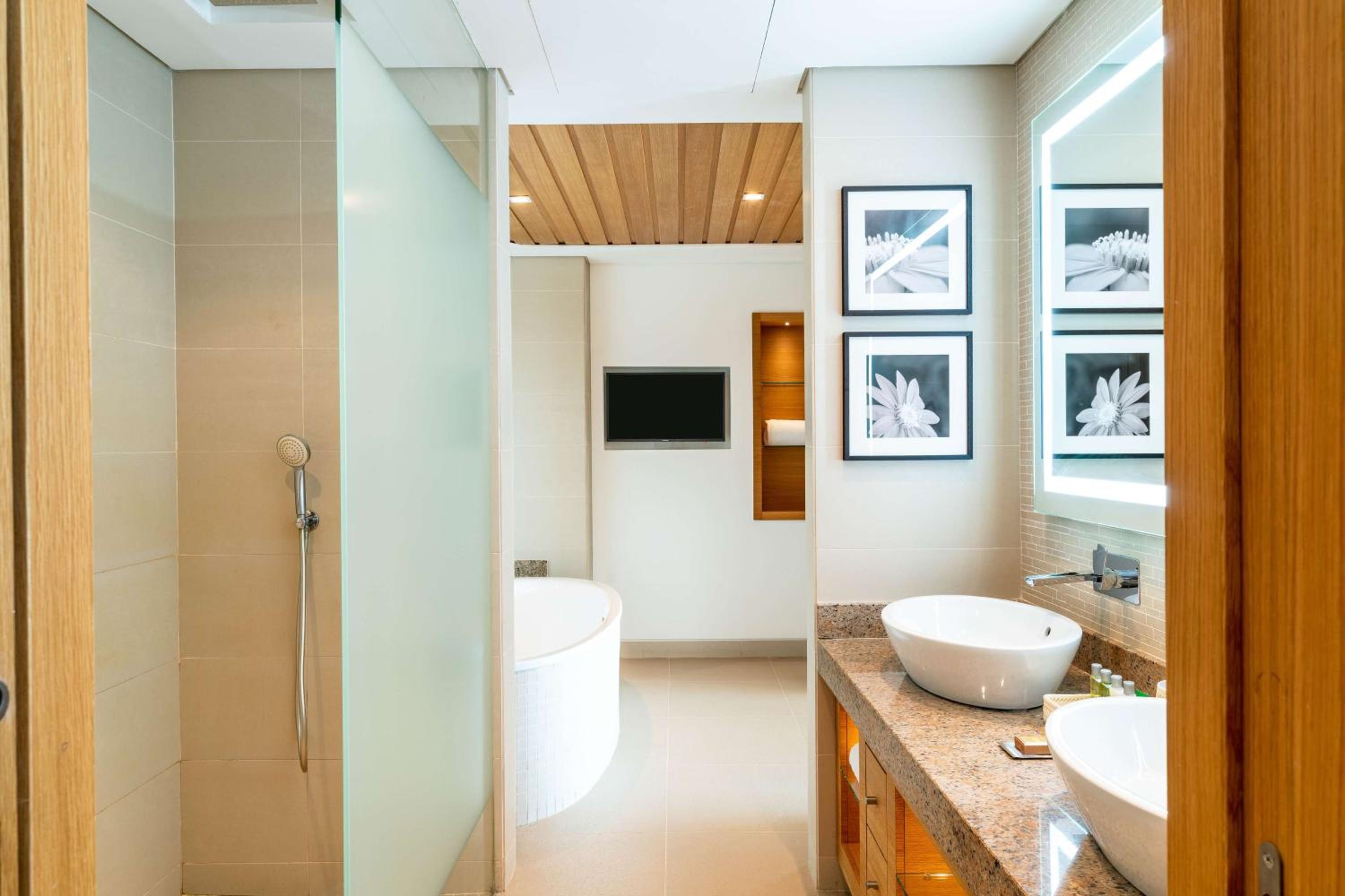 Deluxe King Suite with Side Ocean View