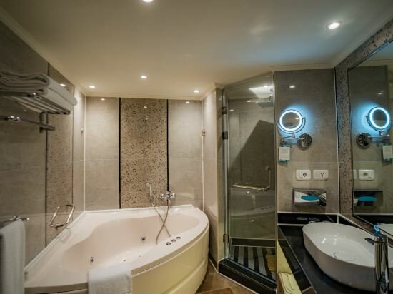 Premium Jacuzzi Suite