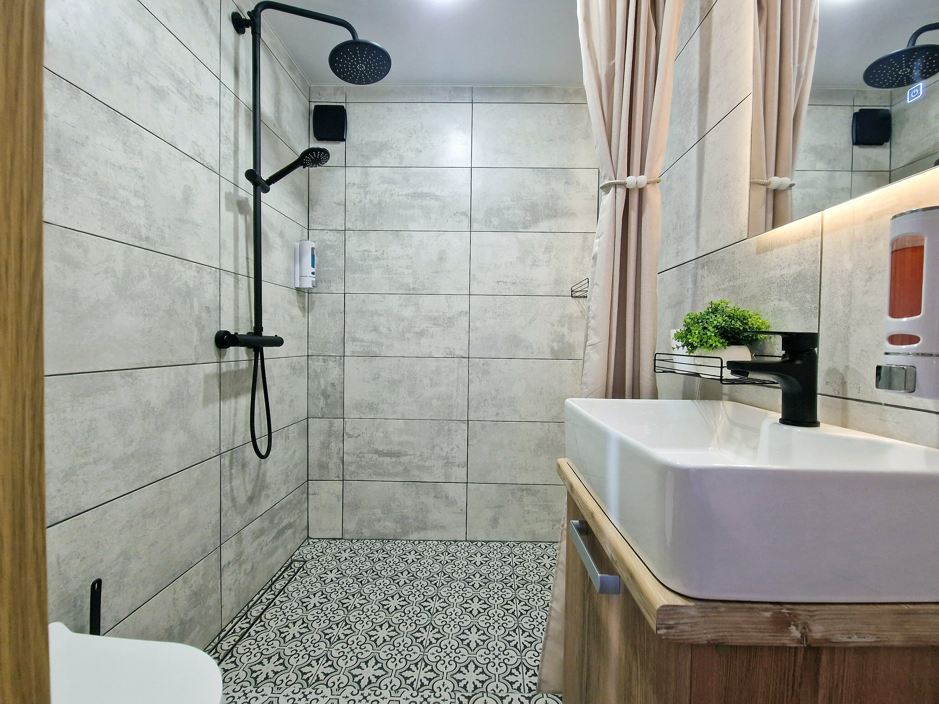 Однокомнатные апартаменты люкс с  итальянским окном и видом во двор