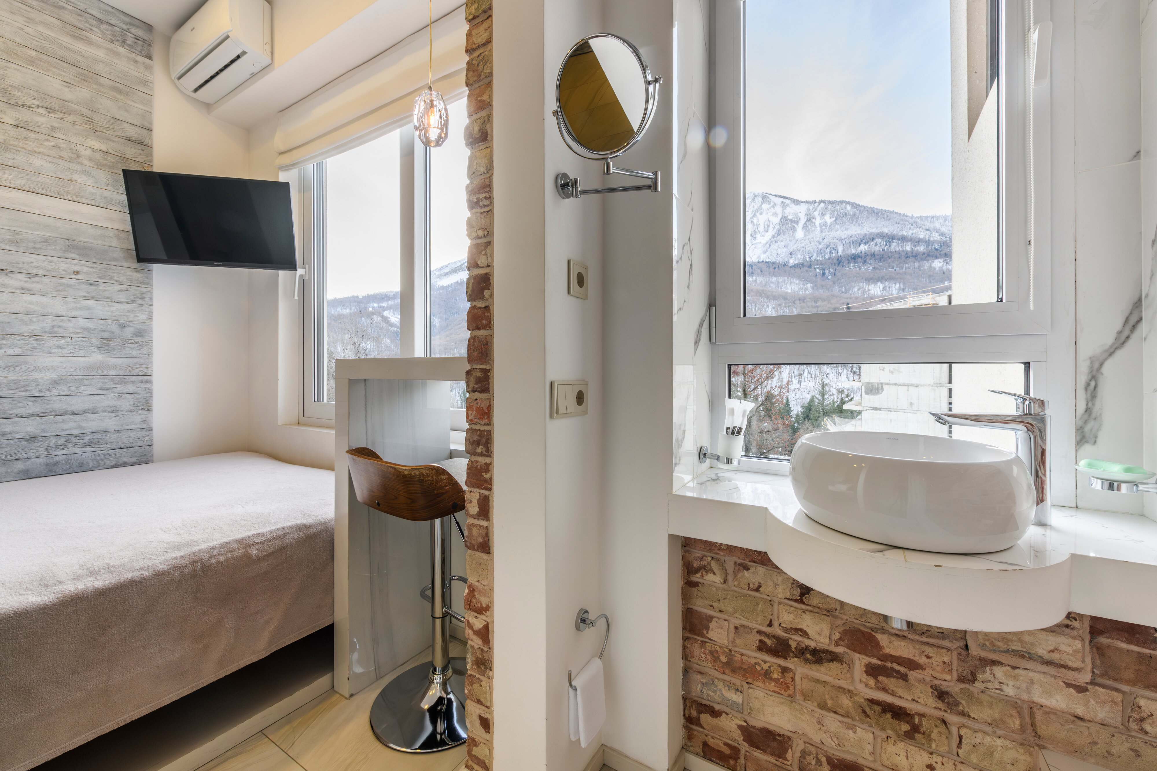 🏡ЛАЙТ ДЖЕМ ДИЗАЙН-СТУДИЯ | 28 м²| Гипнотический вид из кровати и умывальник у окна