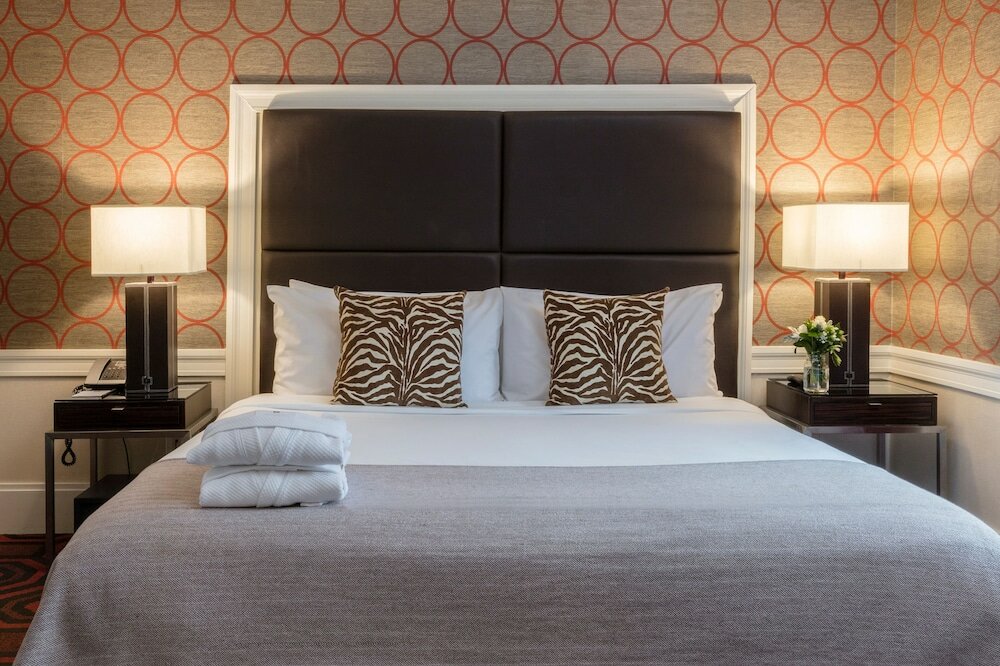 Suite, 1 King Bed with Sofa bed, Corner