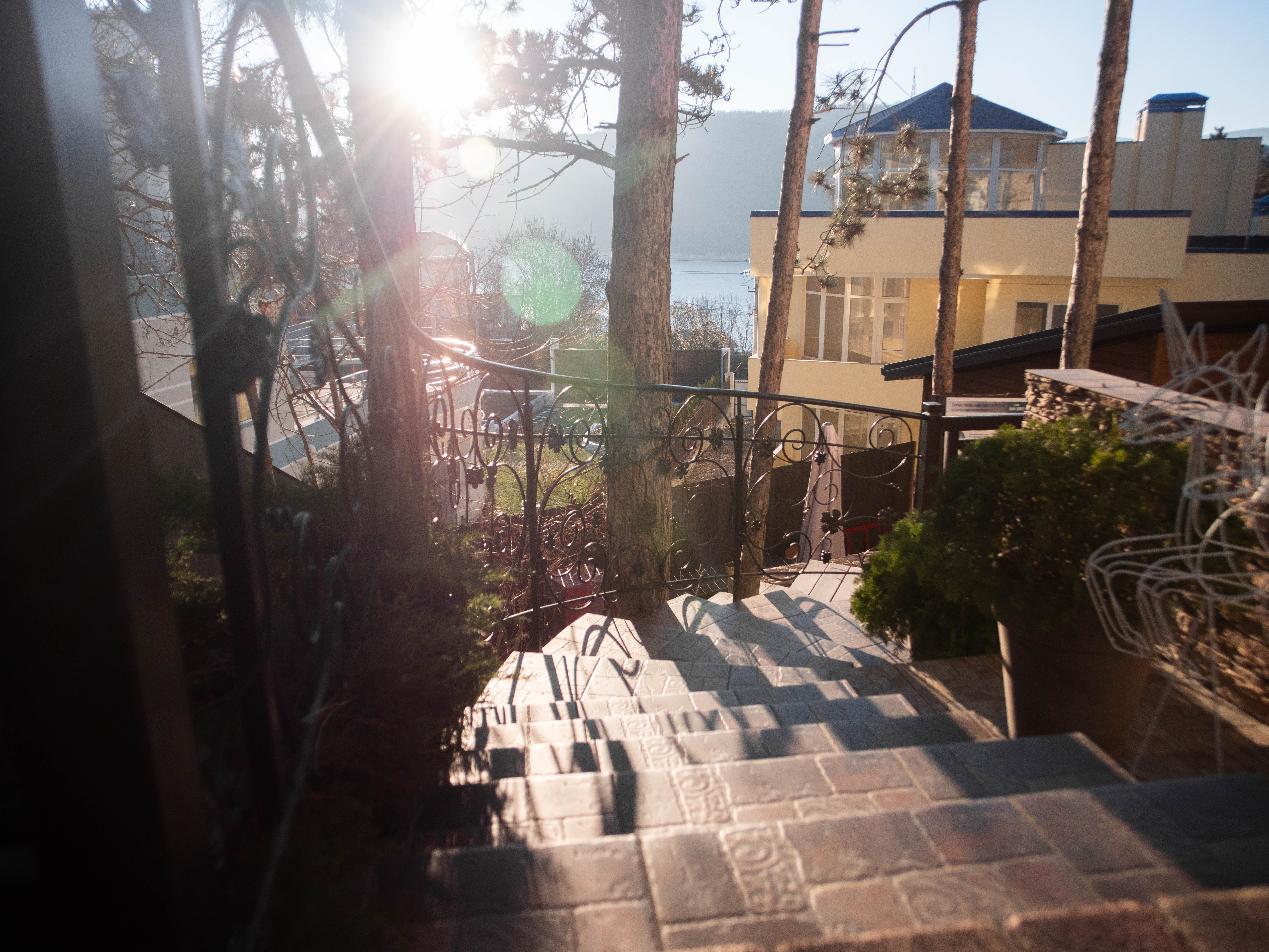 Стандарт двухкомнатный с кухней, балконом, панорамный вид на озеро Абрау, сосновый лес, бассейн (4 этаж), до 3-х гостей