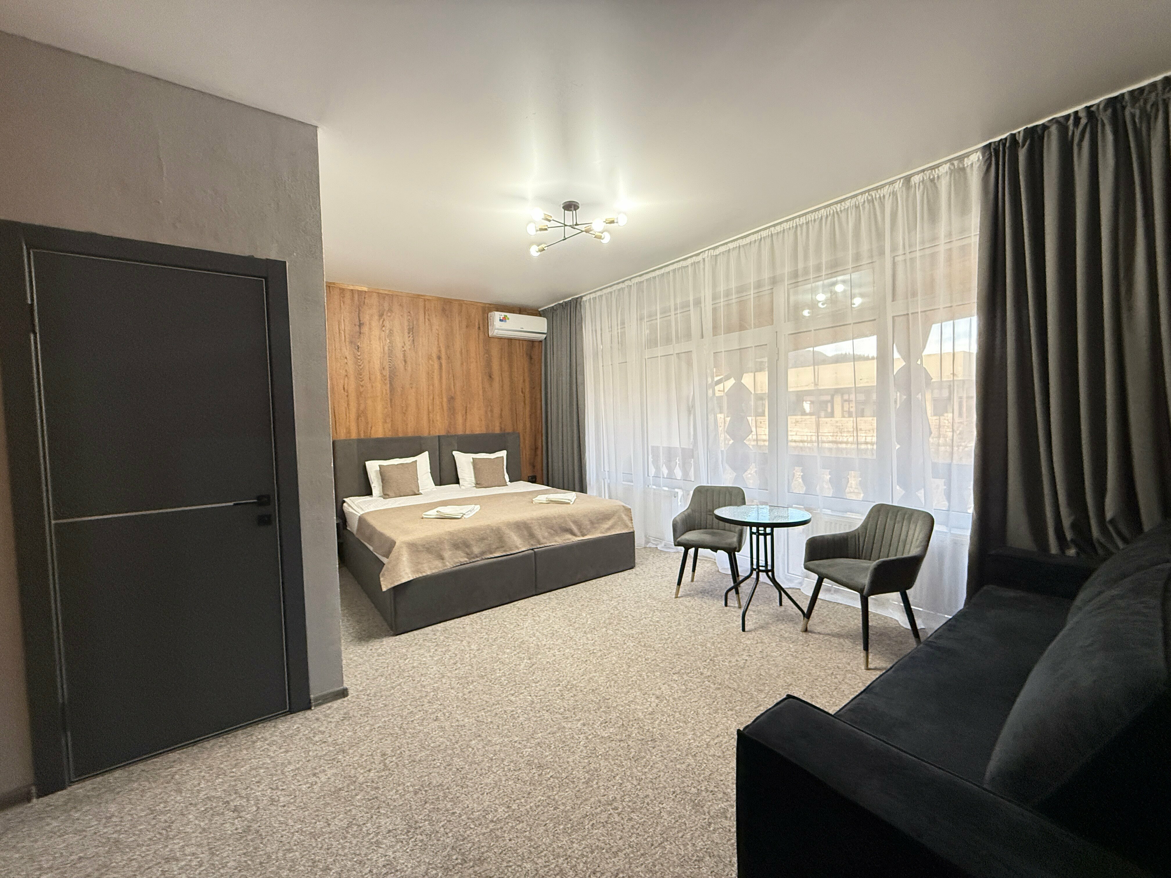 Четырехместный однокомнатный люкс с балконом