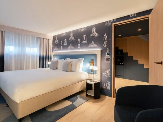 Eiffel Tower View Duplex Suite