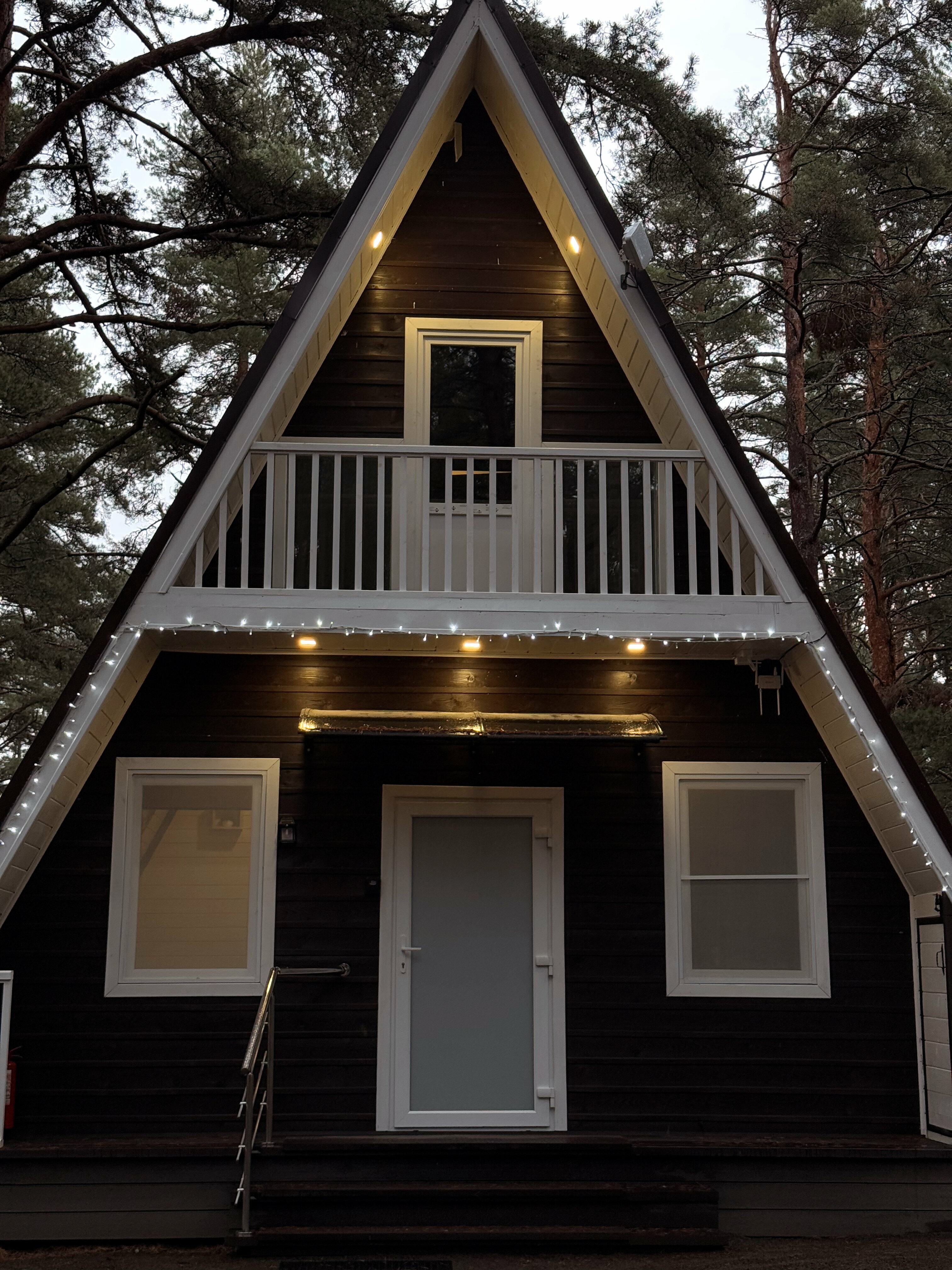 Большой дом Aframe с видом на озеро и лес