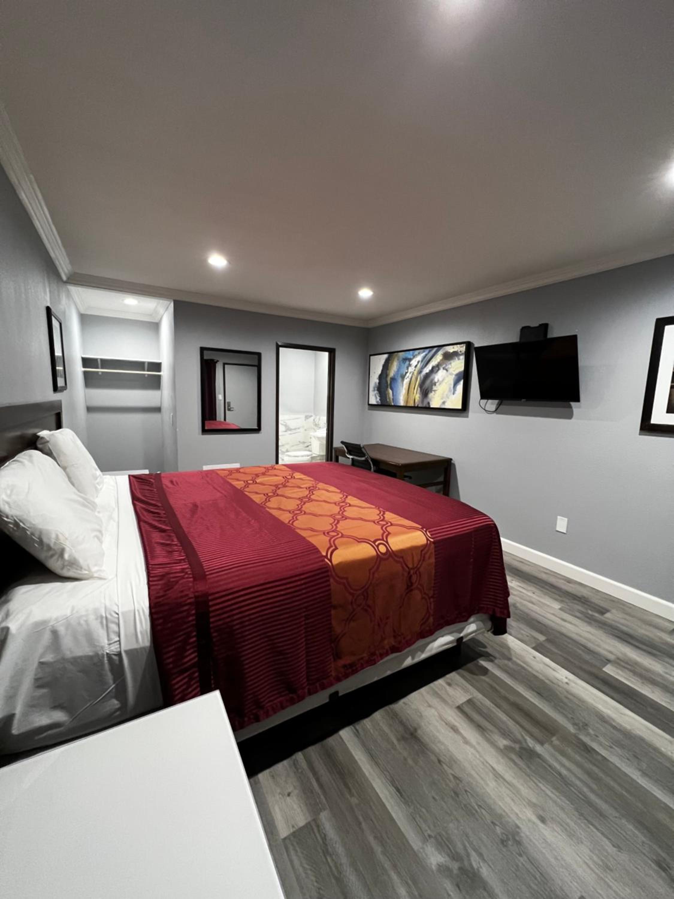 Deluxe King Suite