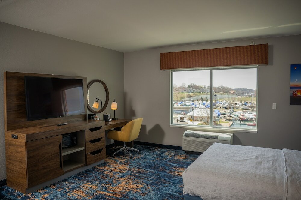 Room, 2 Queen Beds, Accessible, Bathtub