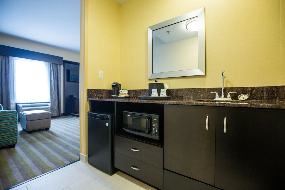 Studio, 2 Queen Beds, Refrigerator & Microwave