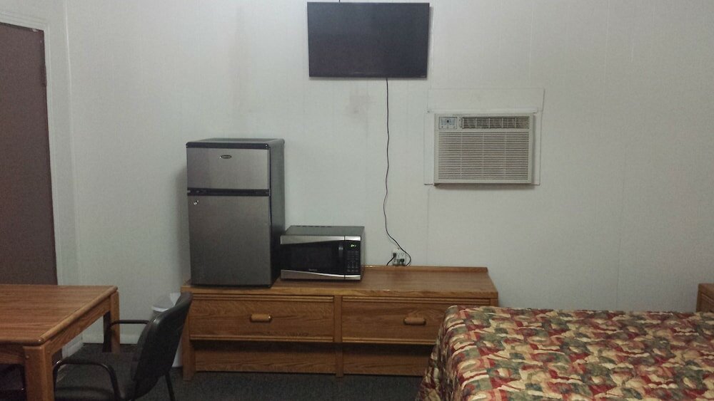 Economy Room, 1 Queen Bed