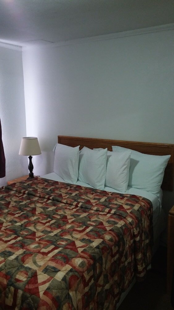 Economy Room, 1 Queen Bed