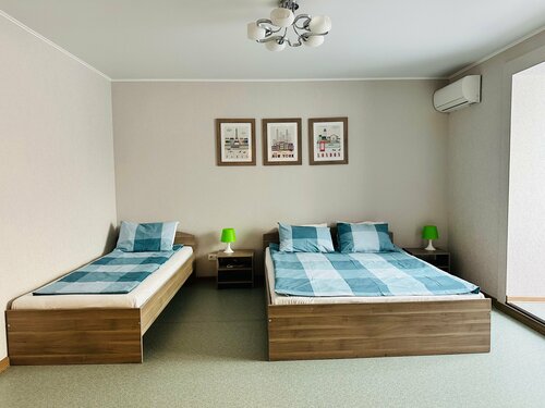 Трехместный номер с двуспальной и односпальной кроватями с кухней