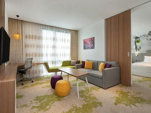 Люкс с видом на бассейн (кровать «king-size», с маленькой кухней) в Holiday Inn & Suites Saigon Airport