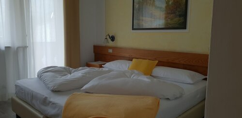 CAMERA MATRIMONIALE/DOPPIA CON LETTI SINGOLI CON VISTA MONTAGNA в Hotel Azola