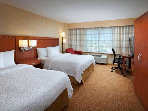 Queen Room with Two Queen Beds в Courtyard by Marriott Baldwin Park