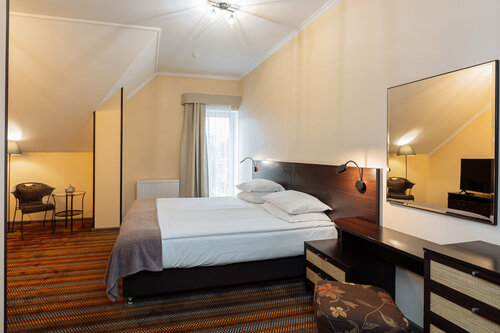 Семейный (***)