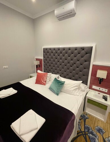 Двухместный номер с двуспальной кроватью и дополнительной кроватью