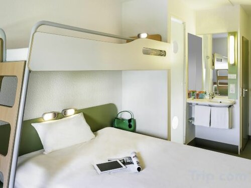 TRIPLE - room with a double bed and a single bunk bed в Ibis budget Brussels Airport