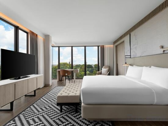 1 Bedroom Corner, Suite, 1 King, Corner Room, Balcony