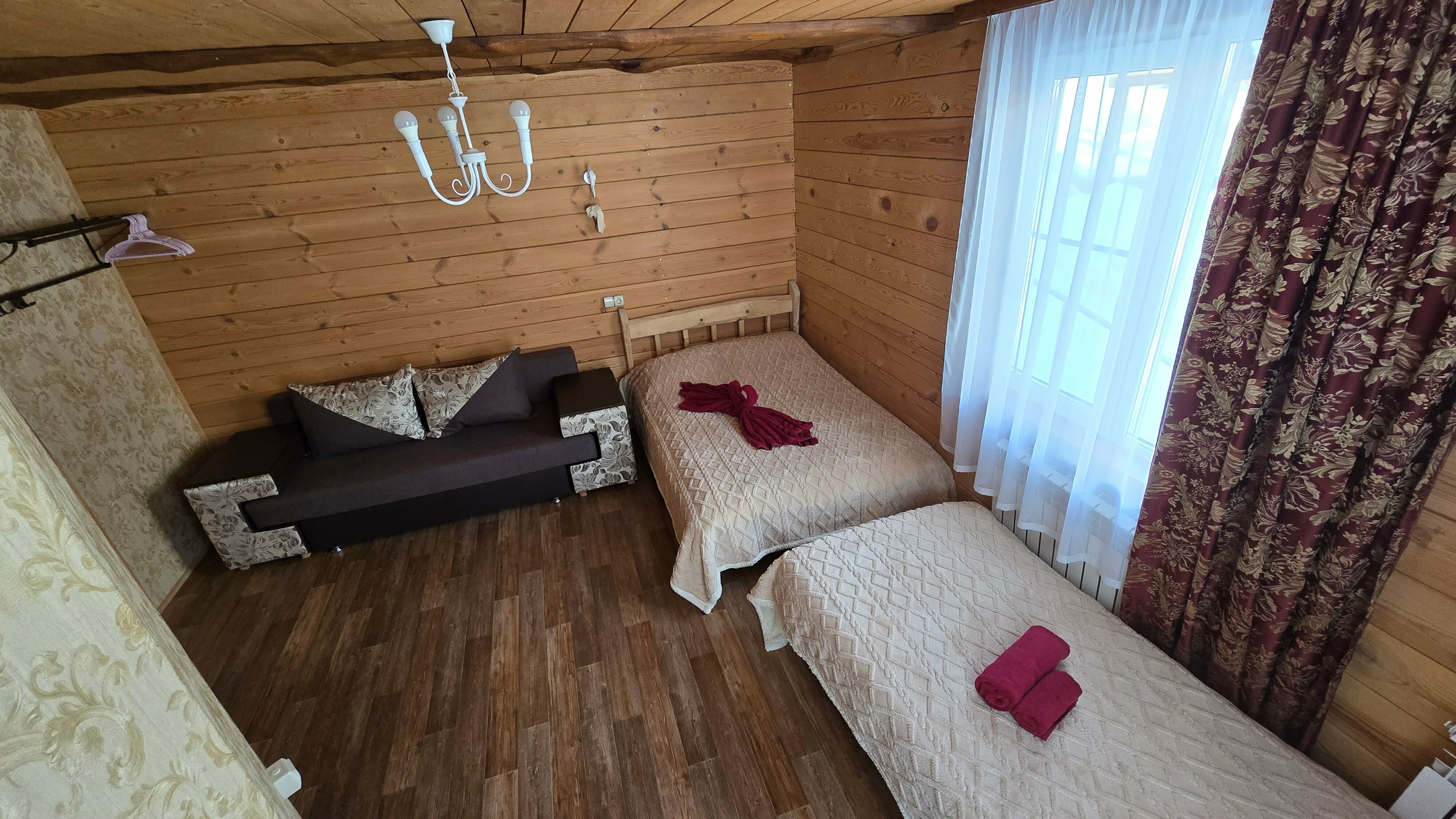 Трехместный номер с балконом