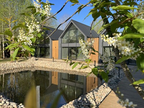 домики около горнолыжного спуска