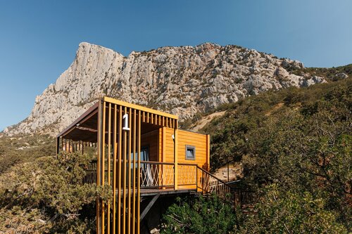 Эко-дом с большой террасой с двумя раздельными кроватями или двуспальной кроватью