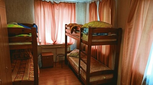 Односпальная кровать в общем номере с 10 кроватями