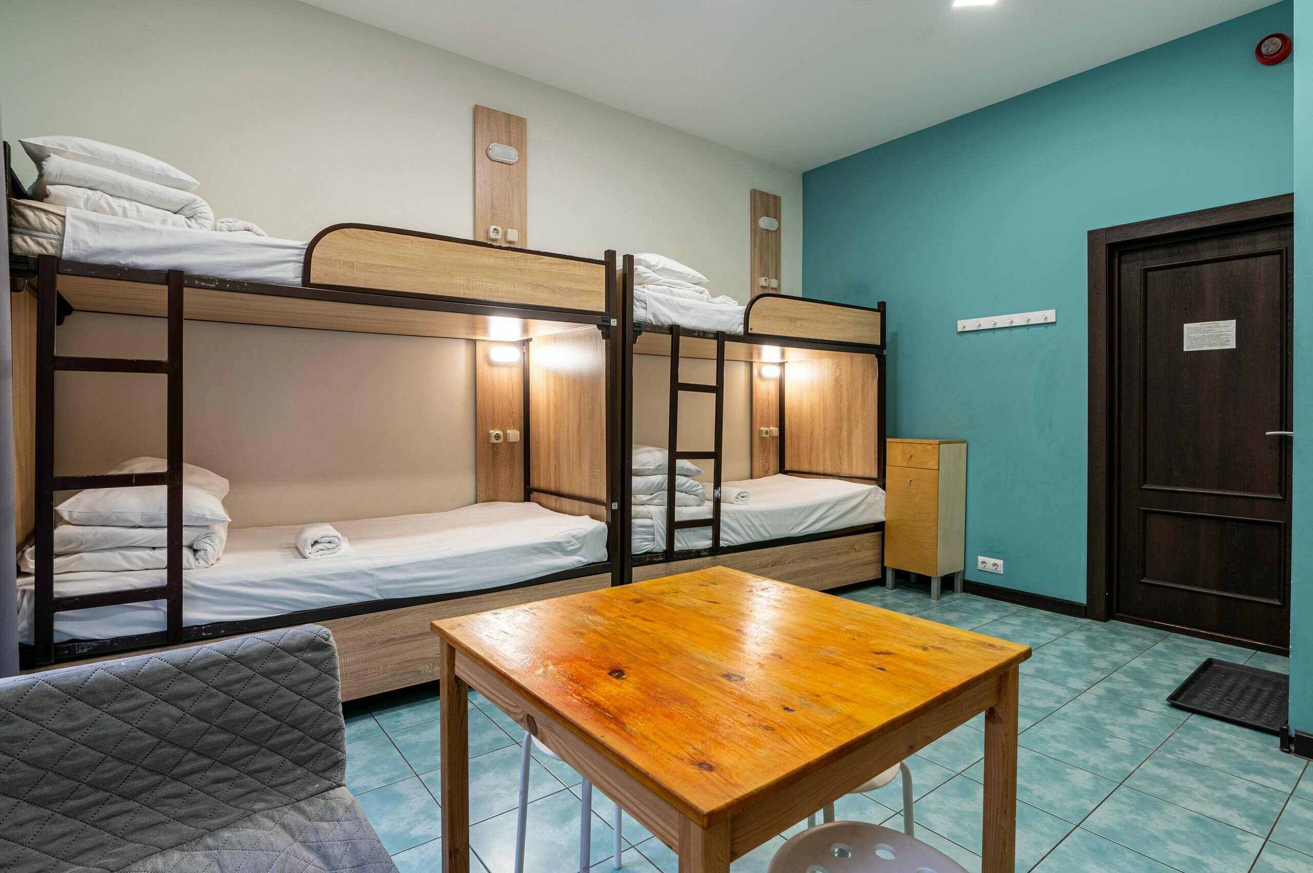 Кровать в общем номере для мужчин с 6 кроватями
