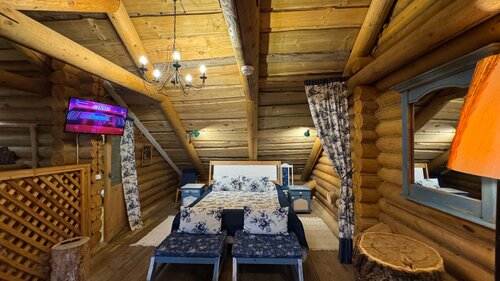 Люкс-мансарда с люкарной с двуспальной кроватью