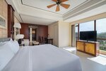 Premium Room, 1 King Bed, Smoking, Club Lounge Access (Bay View) в Crowne Plaza Sanya City Center by IHG