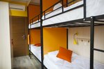 Кровать в общем 4 номере с кондиционером и бесплатным Wi-Fi. в Портал