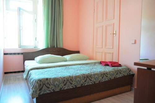 Бюджетный номер с двухспальной кроватью (заезд 14-23ч, с 18 лет, без детей, депозит) в Lokaland