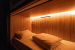 Кровать-капсула в четырехместном номере для женщин в Say Wow Capsule Hotel