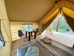 Сафари-тент на настиле с двуспальной кроватью, столом, мангалом в Гринвальд Парк Скандинавия