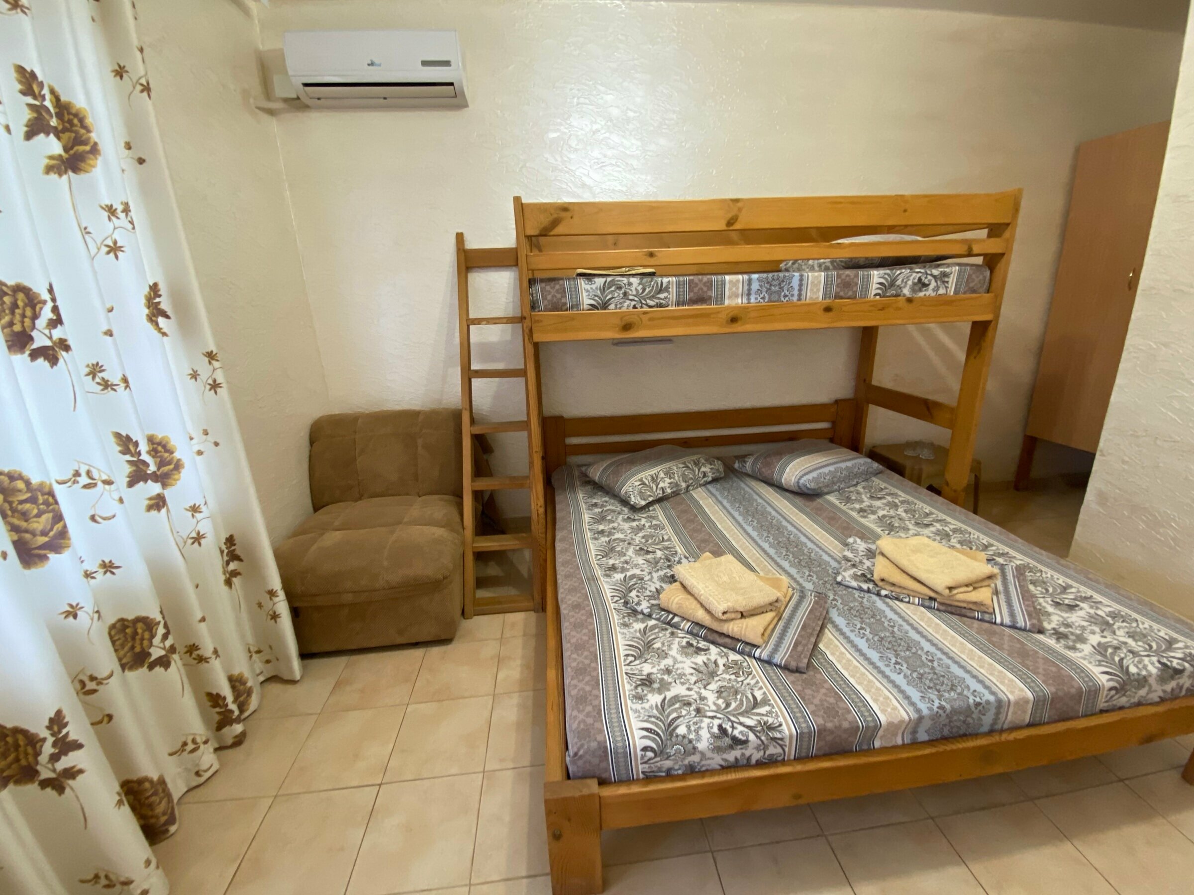 Семейный номер с боковым видом на море