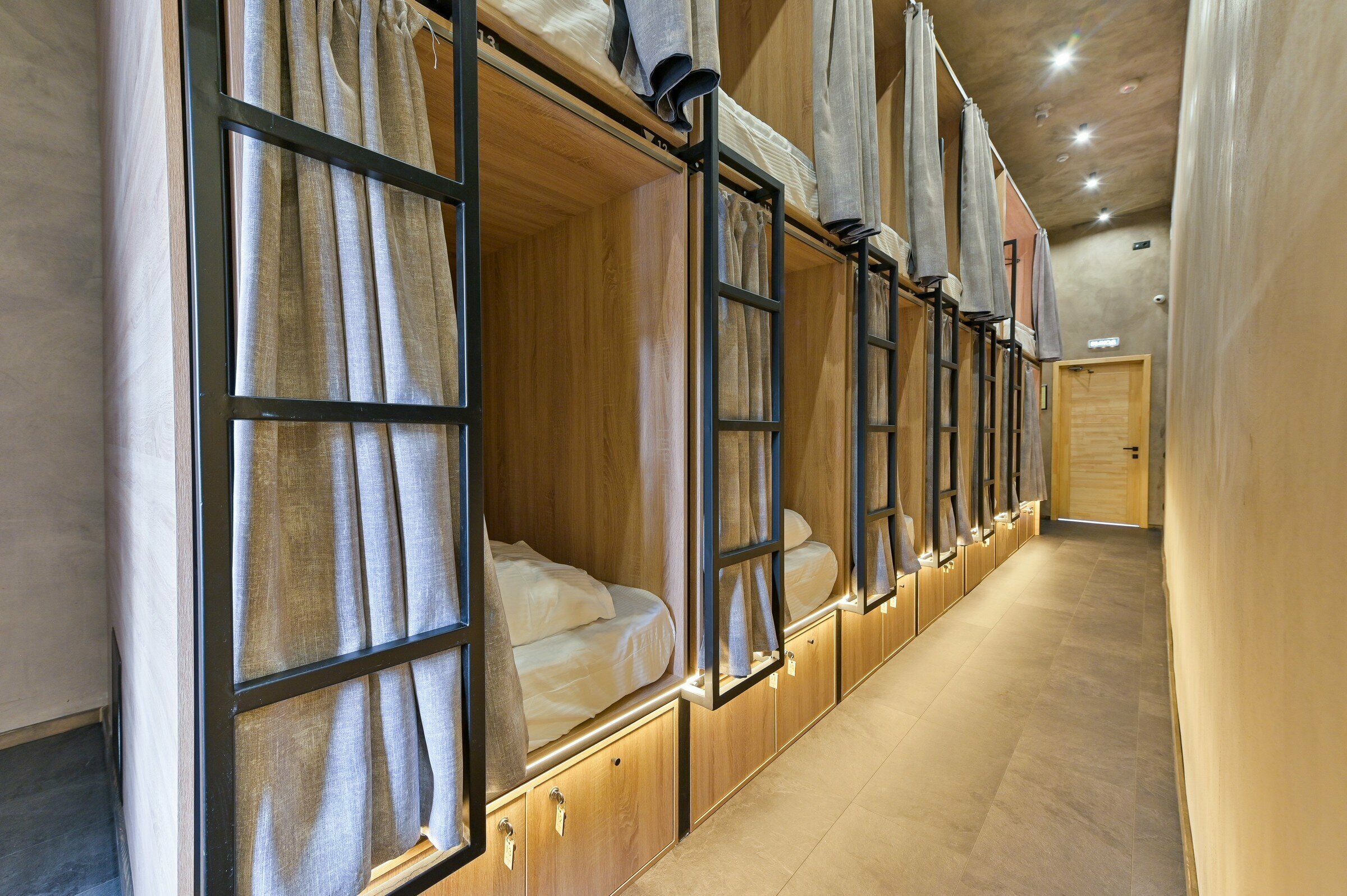 Односпальная кровать в общем номере для мужчин и женщин