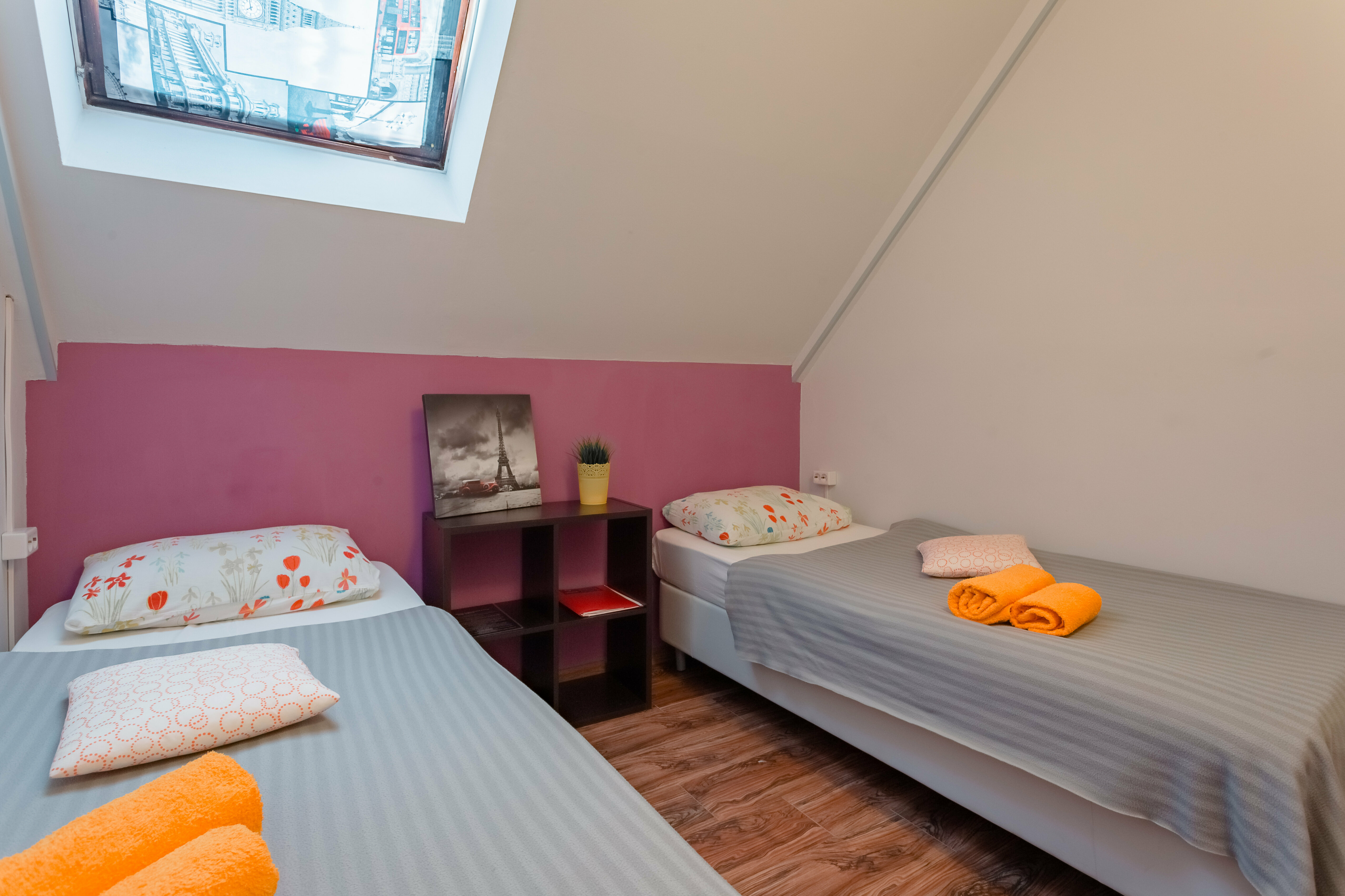 Двухместный номер с 2 отдельными кроватями и общей ванной комнатой