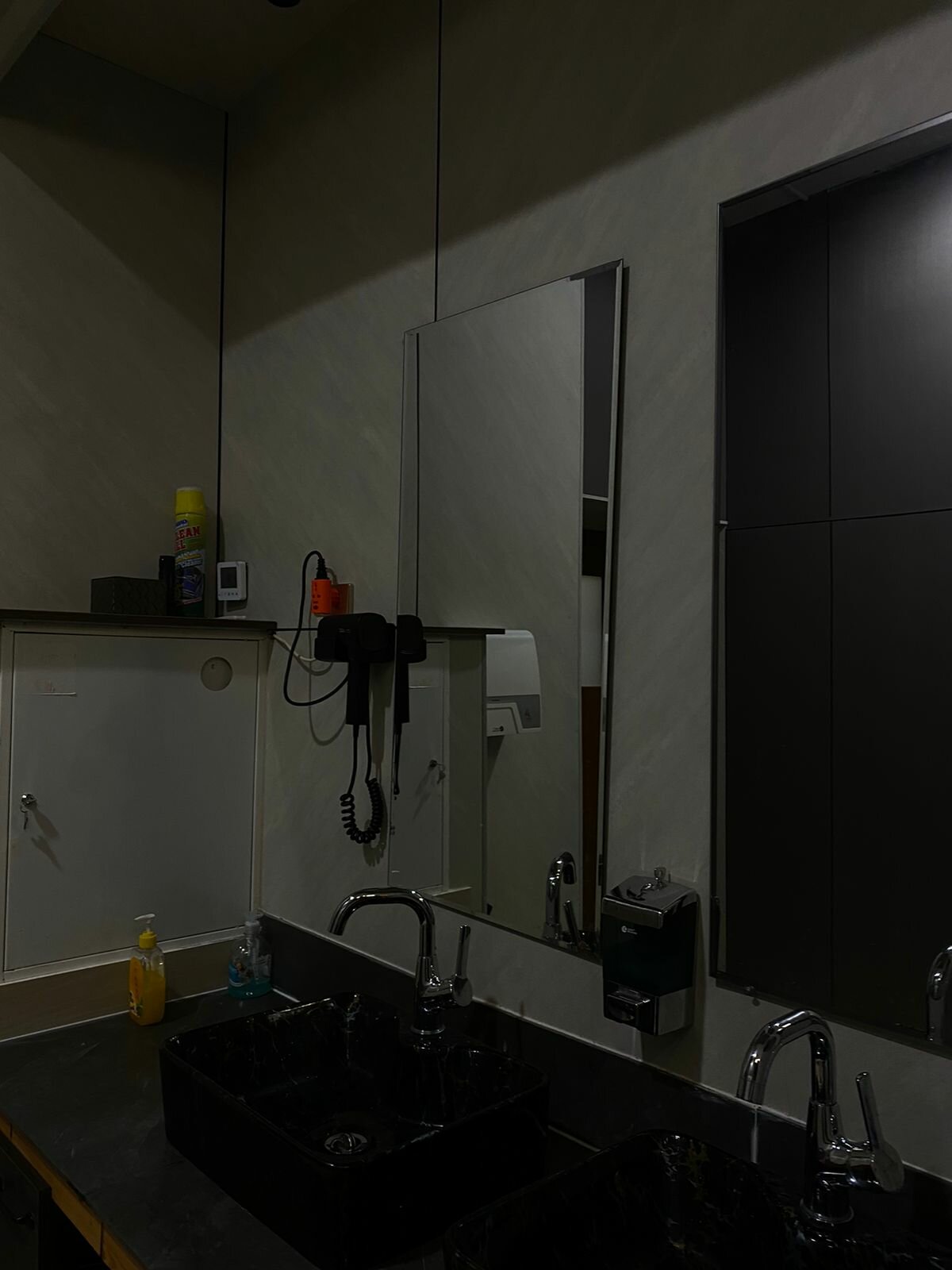 Односпальная кровать в общем номере для мужчин и женщин